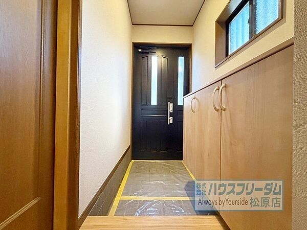 シューズBOX完備、小物を飾ることも出来ます。