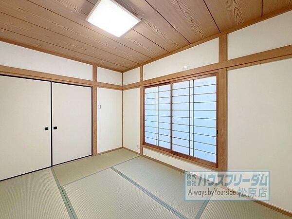 2階約5.7帖和室はこちら♪
