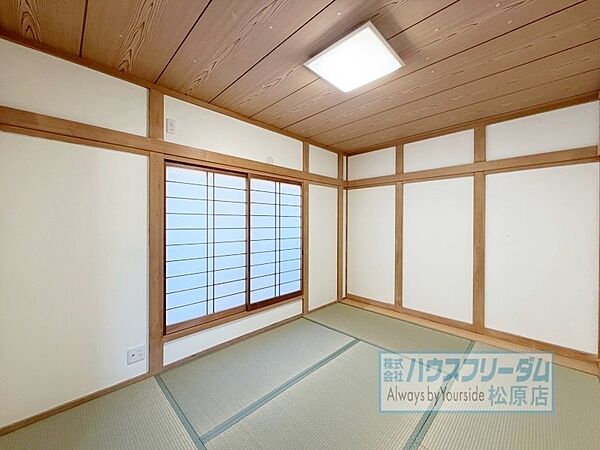2階約5.7帖和室を別角度から♪