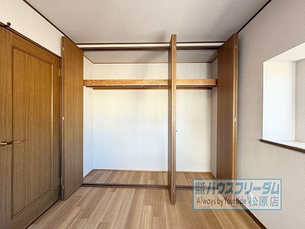 2階北側約5.7帖洋室の収納はこちら♪