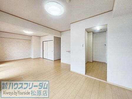 居間/独立タイプのキッチン