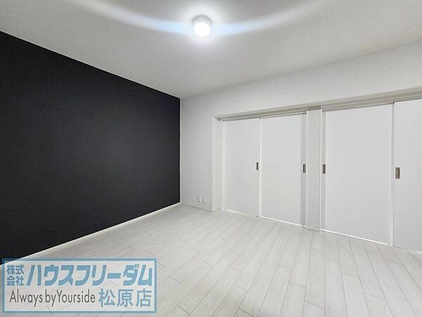落ち着いたカラーのアクセントクロス♪