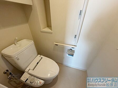 少し奥行きのあるトイレで、圧迫感がありません♪