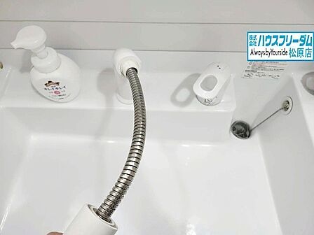 便利なハンドシャワー付き洗面化粧台でお掃除ラクラク