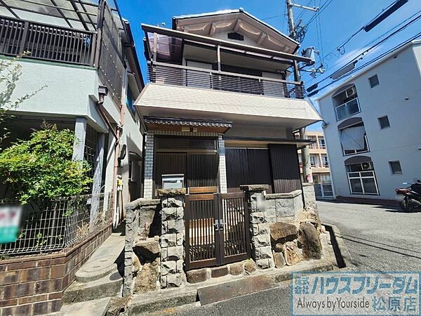 角地のため、日当たりがよく、開放感があります。
