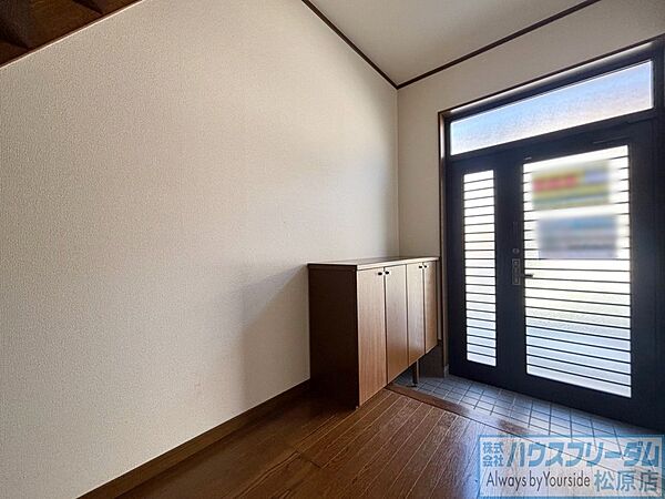 シューズBOX完備、小物を飾ることも出来ます。