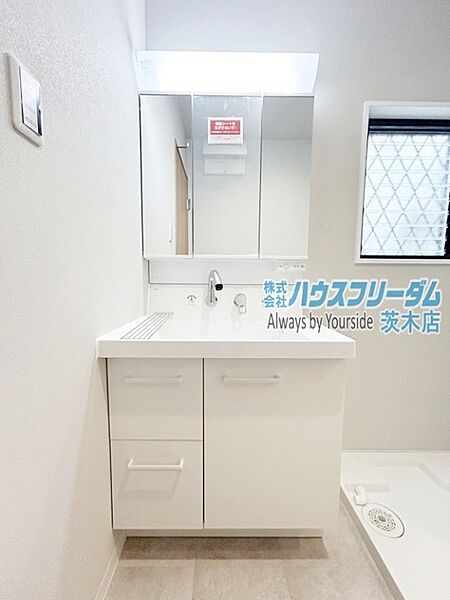 三面鏡の洗面化粧台