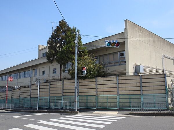 平岡小学校