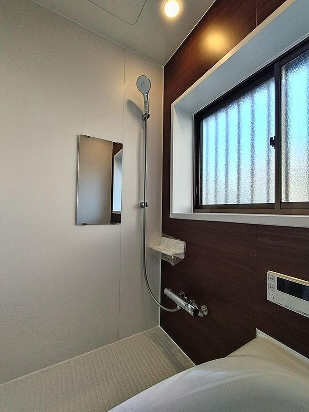 浴室には窓があるので換気も安心。シャワーは節水タイプなので、電気代にやさしいですね。