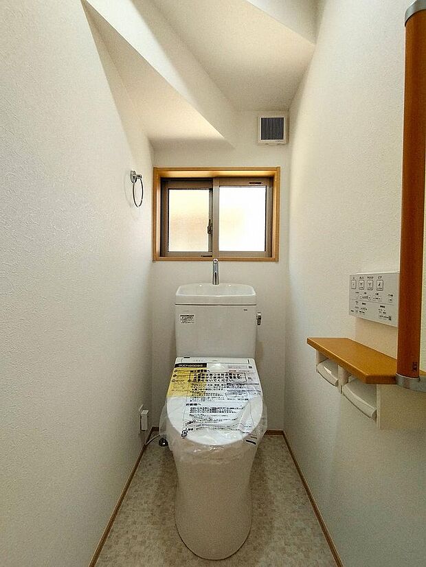 トイレは新規交換済み。窓があるので、換気できるのもうれしいですね。