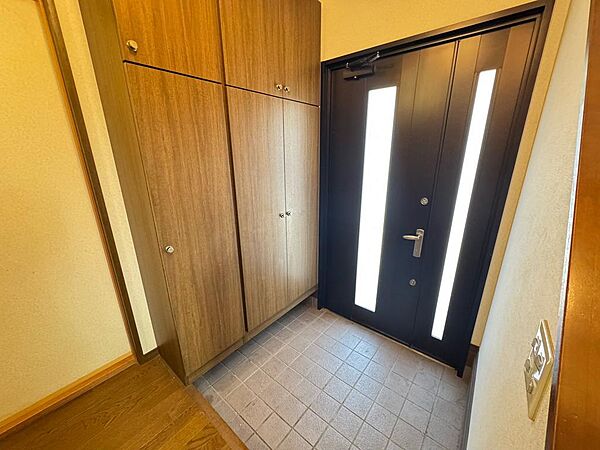 住まいの第一印象を彩る、明るく開放感のある玄関。