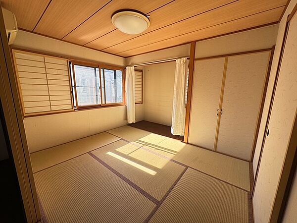 床の間と押入れを備えた趣ある和室。来客用としてはもちろん、お子様の遊び場やくつろぎスペースなど、多目的にお使いいただけます。