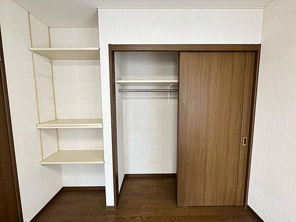 ハンガーパイプ付きクローゼットと可動棚で、衣類も小物もすっきり整理。