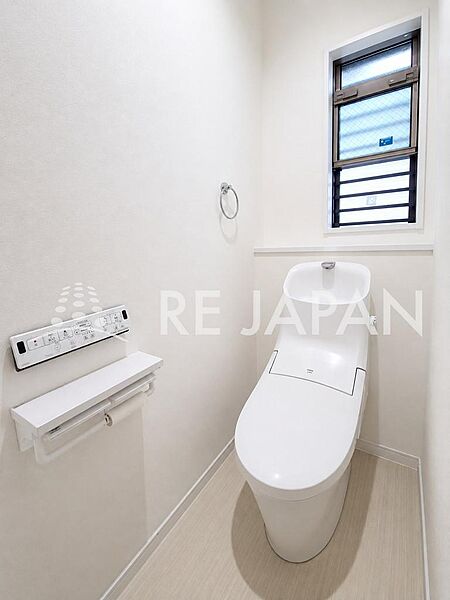 こちらは１階のトイレです(^_-)-☆トイレは１階と２階の二カ所にございます(^^♪※写真はAIにて一部加工しております。