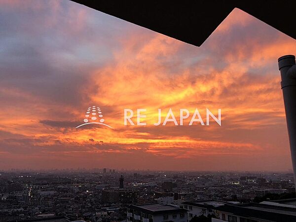 ～シャルマンコーポ枚岡公園A棟～現地住戸からの夕景の写真です♪一団のマンション群の最上段最上階から望む大阪平野は圧巻です♪