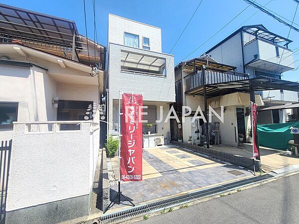 吹抜のあるLDKは２０帖超！明るい陽が降り注ぎます(^^♪