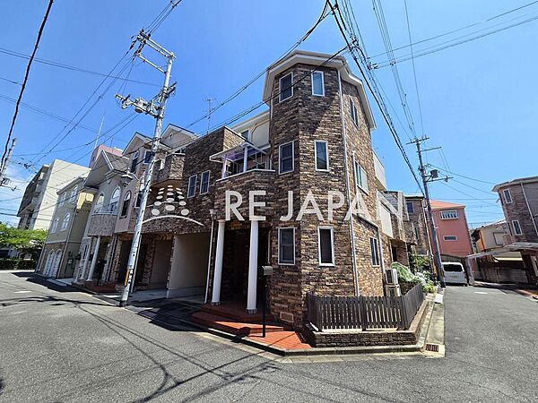～東大阪市菱屋西４丁目～２５坪超の敷地に建つ３階建で、存在感があります♪
