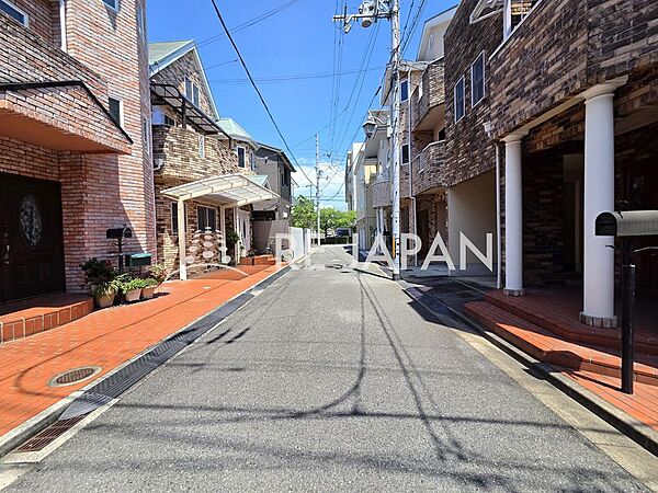 開発分譲地内につき、お車の通りも少ないですよ(^^)/桜橋小学校まで徒歩２分で小さなお子様にも安心です♪
