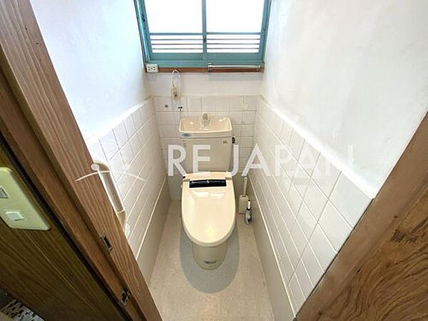 壁が白く、大きな窓からの日差しも入る為、トイレ全体が明るくなります！