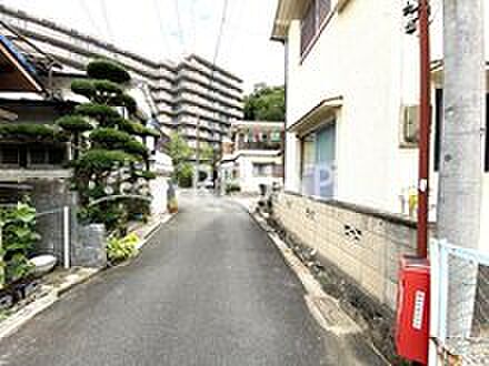 玄関前の道は、奥が行き止まりになっております！車が通ることが無いので、小さなお子様が家の前で遊んでいても安心です♪