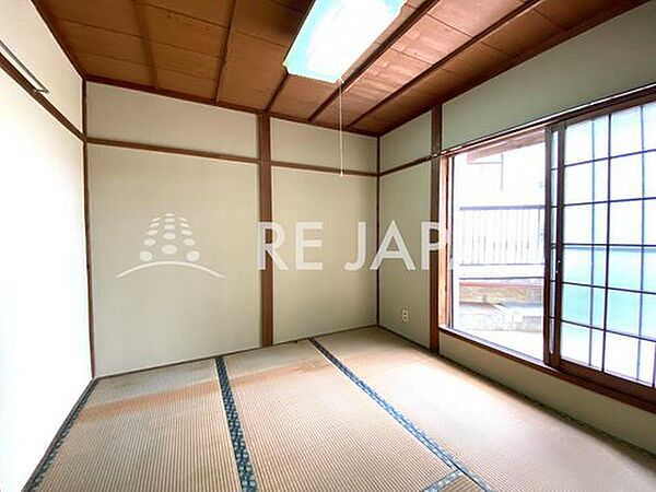 ２階東側の和室です。畳、クロスなど全体的に汚れが少なく、とても綺麗です！