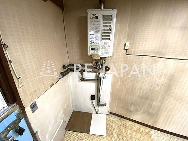 ガス給湯器は、キッチンの右側に備え付けられています。