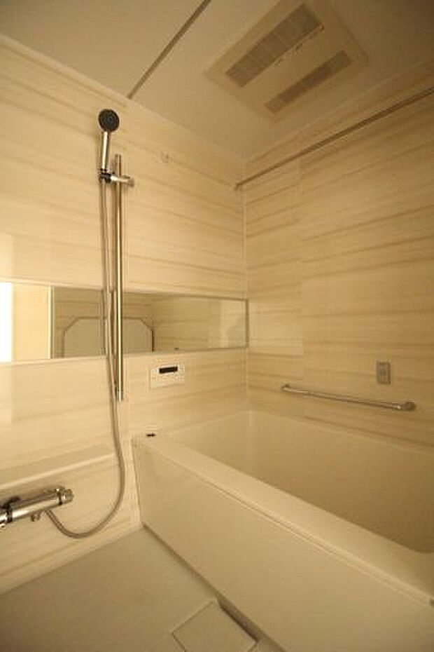 【浴室換気乾燥機】雨の日などに心強い浴室乾燥機付。カビの発生も防ぎます。