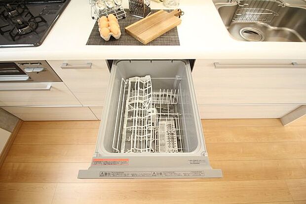 【食器洗浄乾燥機】家事のお手伝いをしてくれます。食器を洗っている間にお掃除など、様々なシーンで家事の時短に役立つ食洗機。