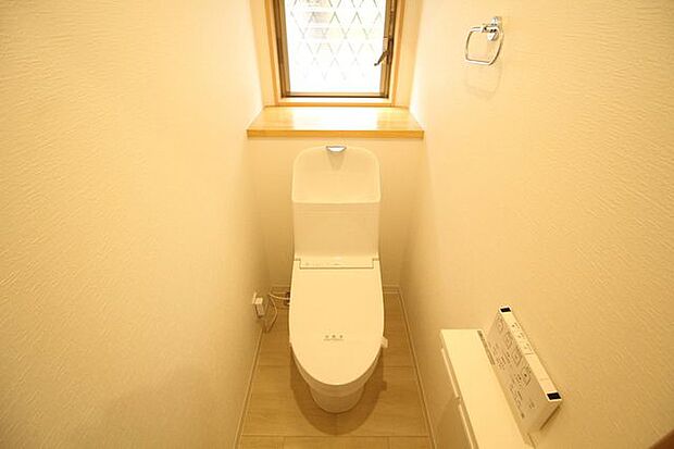 小窓から光が注ぎ込む明るいトイレです♪換気もしやすいですね♪