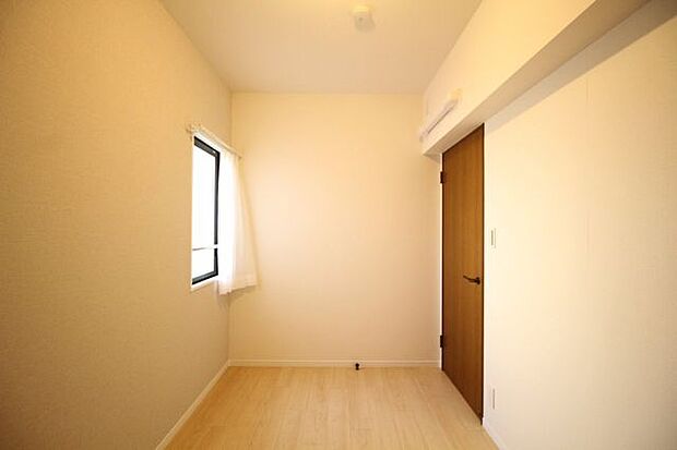 【4.3帖】洋室。しっかりと収納スペースもある居室部分はちょうどよい広さです。