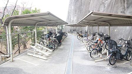 【駐輪場】広さがしっかり確保された、敷地内駐輪場。屋根付きで雨や風から守ってくれます。