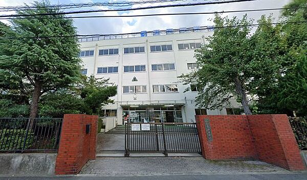 葛飾区立青戸中学校 870m