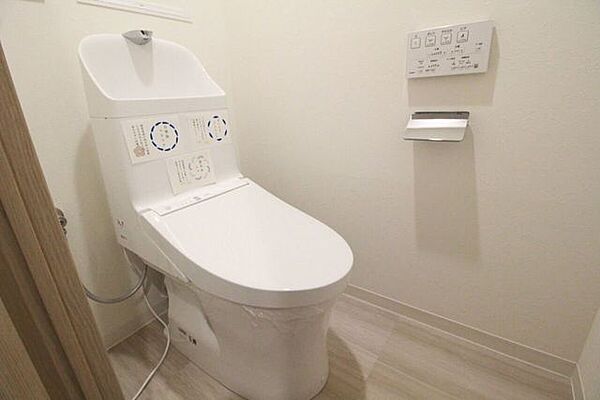 いつも清潔なスペースであってほしいのが毎日使うトイレです。掃除がしやすいのはもちろん、落ち着けるスペースにしたいですね。