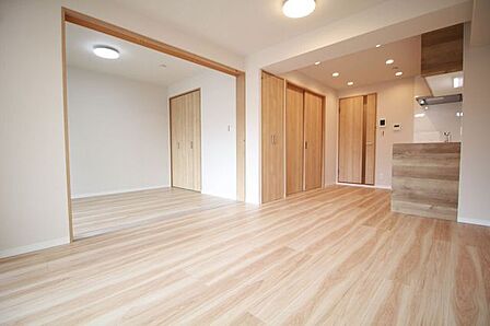 リビングに隣接するお部屋の扉を開放して繋げて使えば広いリビングダイニングになります。家族との時間、自分の時間共に大切にできる空間がここにあります。