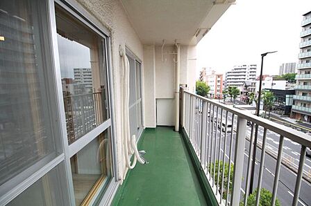南面バルコニーを設け、大家族にも対応できる物干しスペースを確保しております。