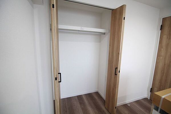 【クローゼット】洋服の保管やしまうスペースは大人1人につき約一畳分が理想です。通路を確保できればより快適に使いこなせます。
