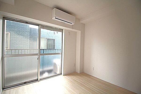 自然光を感じる、明るい部屋のアイデア。出窓で心地よい室内空間を。
