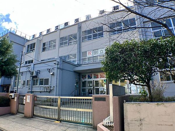 足立区立弥生小学校 810m
