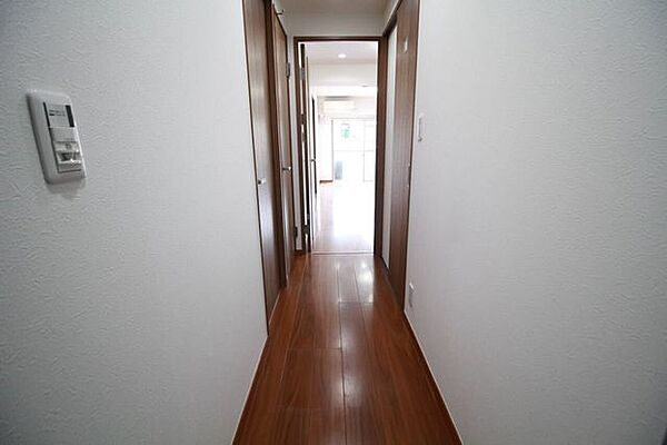 落ち着いた色合いと清潔感のある廊下が、住まいの雰囲気をぐっと引き締めます。