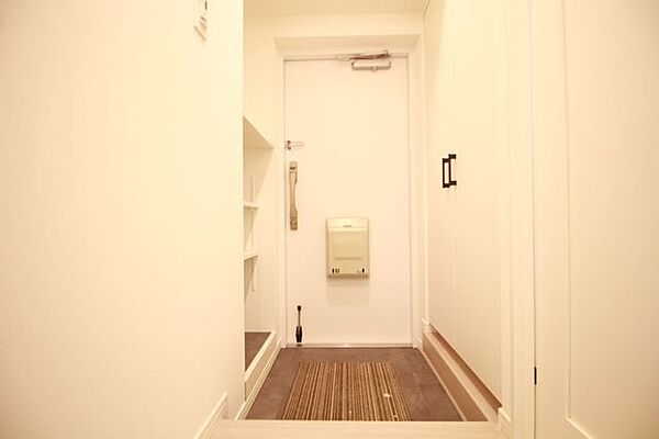 ゆったりとした玄関は、「ただいま」「おかえり」が自然とこぼれるような空間です。