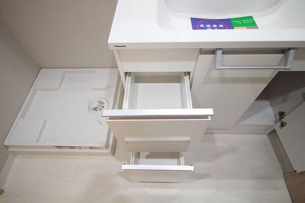 【洗濯機置場】パウダールームに設置されていて家事動線もスムーズです。