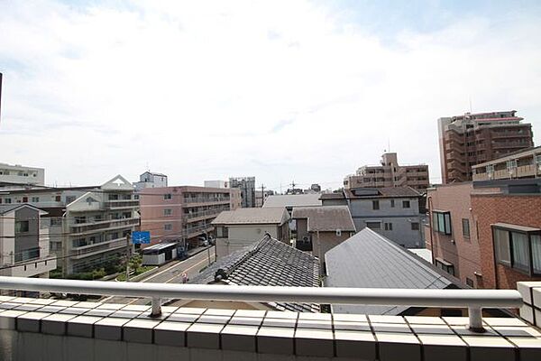 伸びやかな景色が広がる眺望に、心も体もパワーがみなぎる。忙しい日常を忘れ去り、ほっと一息つく時間。