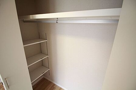【クローゼット】各居室に完備!快適にお過ごしいただけます。荷物の多い方でもストレスなく生活できる素敵なマンションです。