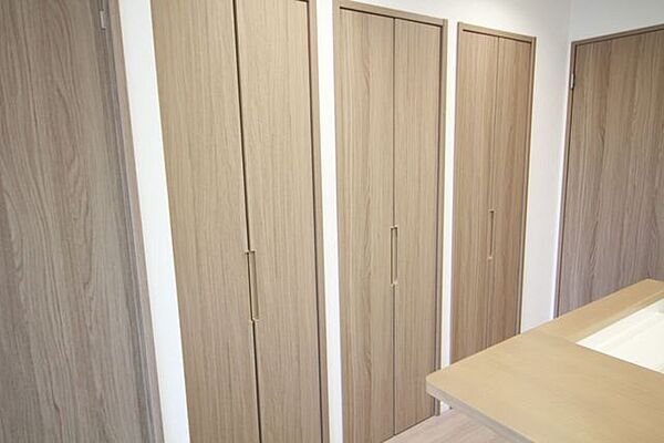 各居室にはクローゼットがあります。収納が多いお家はすっきりして快適空間です。