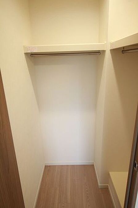 【ウォークインクローゼット】各部屋に振り分けせず一ヶ所に収納。洗濯したハンガーもそのままかけられ、畳む手間なしです。