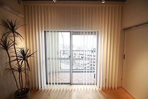 光が溢れ、風も溢れ、居心地のよい住空間、自然体で過ごせるリビングです。