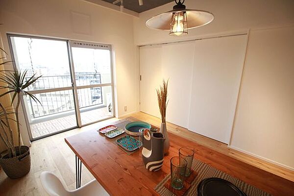 食事時にはいい香りに包まれる一体感のあるリビングで、何気ない会話を楽しみながら心からのんびりと寛げる優しい空間です。