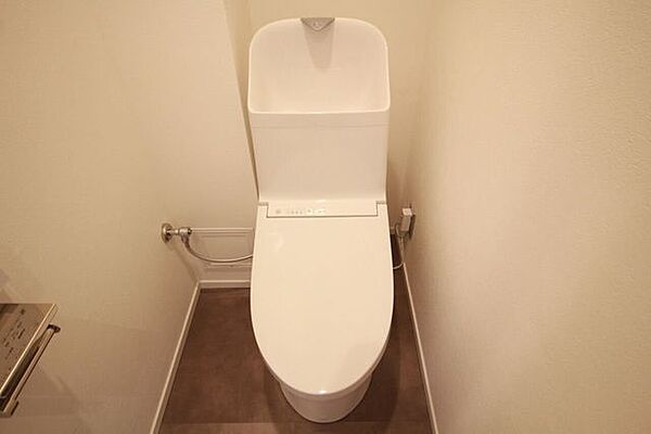 いつも清潔なスペースであってほしいのが毎日使うトイレです。掃除がしやすいのはもちろん、落ち着けるスペースにしたいですね。