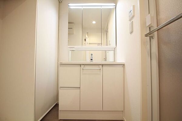 【三面鏡化粧台】収納力と機能性に優れお手入れもラクラク。朝の身支度もこれで快適です！