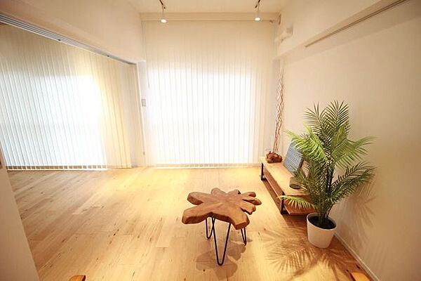 穏やかな寛ぎを届ける上質仕様のゆとりある居室。バルコニーにも面し、風通しも良く、明るい陽射しが入る心地よい空間です。